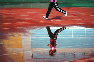 塑膠跑道積水起泡的原因及解決方案 塑膠跑道積水起泡的原因及解決方案